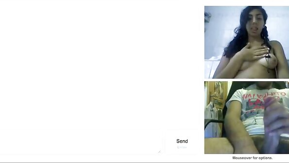 Buruq saçlı gözəllik isti VR videosunda şirin pişiyi masaj edir