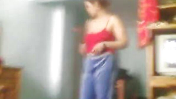 Böyük döşləri olan əyri, sarışın qancıq gözəl ət dirəyini çox yaxşı sürür