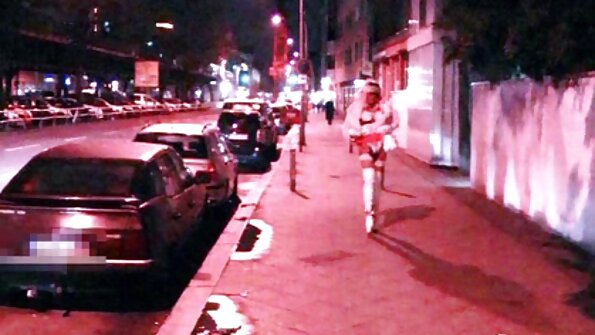 Bir qaraşın dəri divandadır və onu bərk döyür