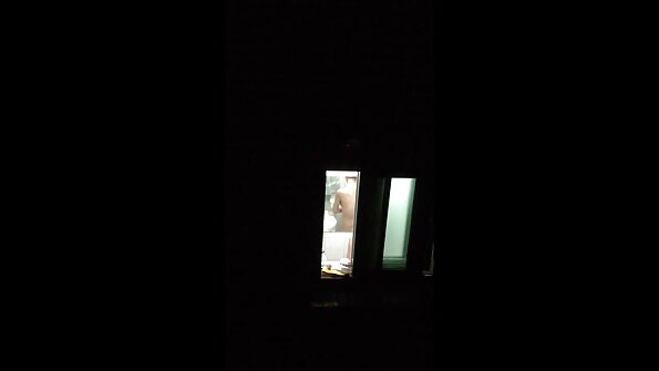 Nüfuzlu olmağı sevən busty qadın masanın üstündədir