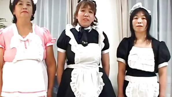 Gözəl döşləri olan Barbie qapıçı tərəfindən sikilir