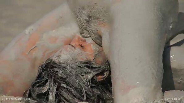 Striptiz klubundakı seksuallar sik əmməkdə lənətə gəlir